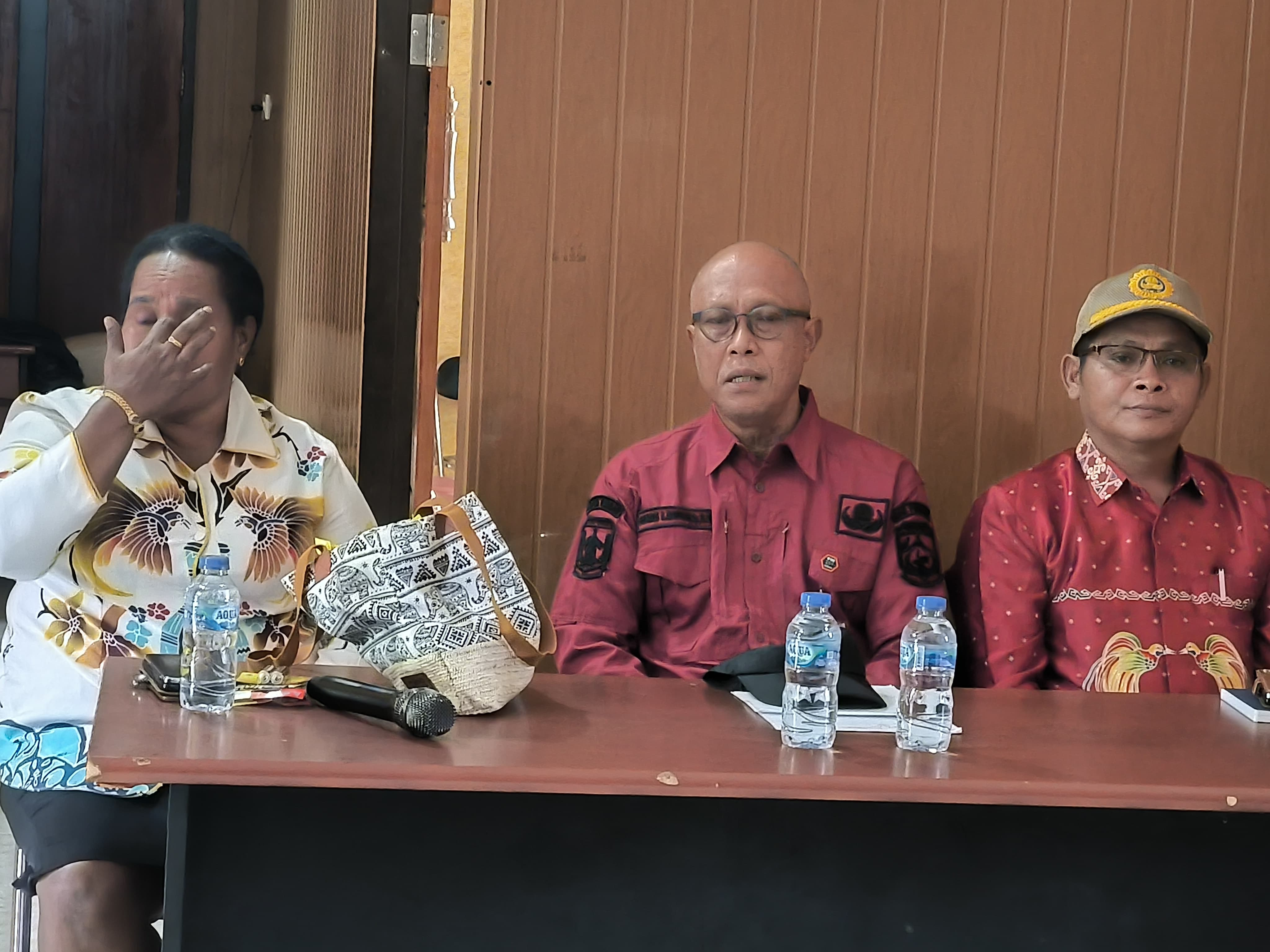 Tangis Haru Warnai serah terima Jabatan Kedis Pertanian dan Perkebunan Kabupaten Puncak